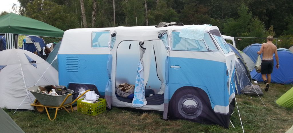 Festival Gadgets Campingplatz Zelt VW Bus