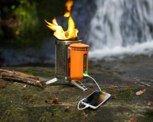 Biolite Campingkocher und USB Ladegerät beim Camping