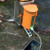 Biolite Campingkocher und USB Ladegerät beim Aufladen
