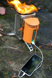 Biolite Campingkocher und USB Ladegerät beim Aufladen