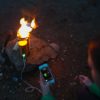 Biolite Campingkocher und USB Ladegerät beim Laden von Smartphone